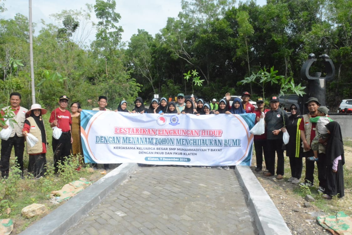 FKUB Klaten dan Siswa SMP Muhammadiyah 7 Bayat melakukan kegiatan penghijauan di Bukit Jeto