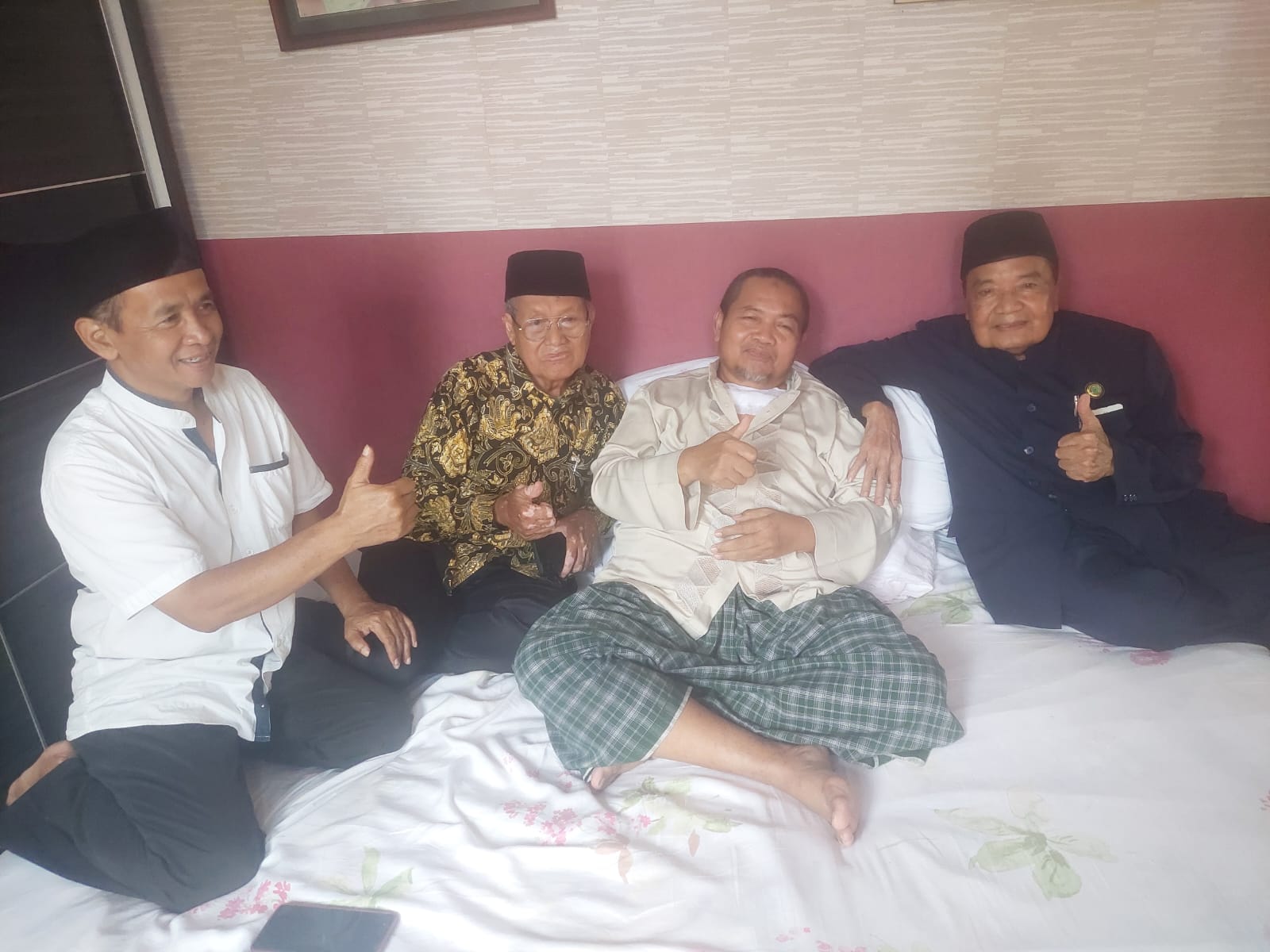 KH. Hartoyo Sampaikan Doa untuk Kesembuhan H. Moch.Isnaeni Anggota MUI Klaten