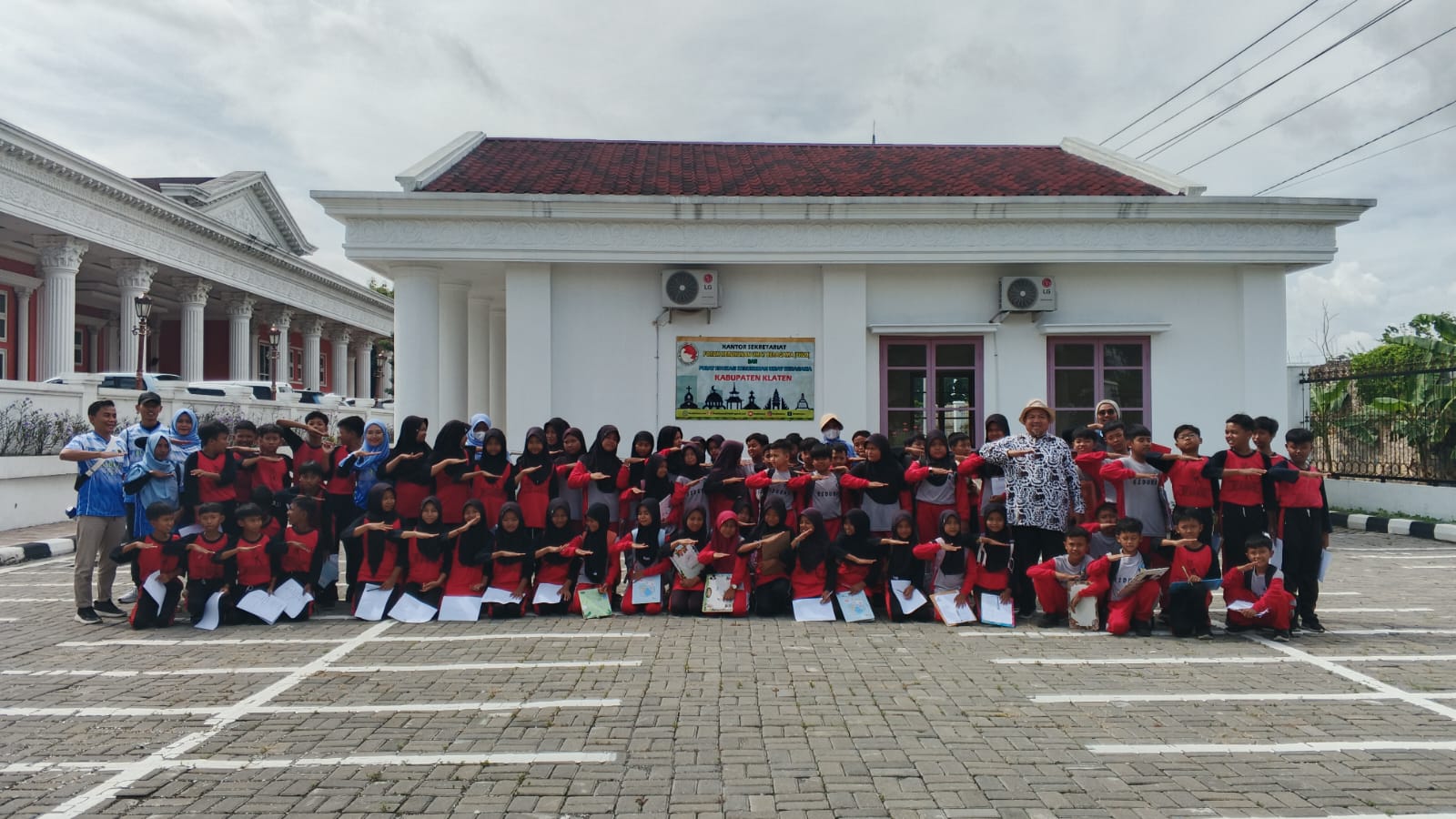 67 Siswa SD Belajar Mengenal 6 Rumah Ibadah di Pusat Edukasi Kerukunan