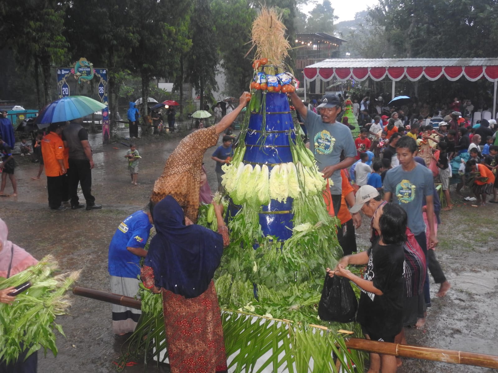 The 7th Twin Temple Festival Succeeds Despite Heavy Rain