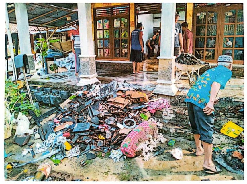 Detik-detik Mencekam Kebakaran Rumah Bp. Tukiman di Talang Bayat: Warga Berjibaku Padamkan Api dengan Alat Seadanya!